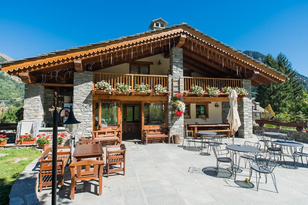 Hotel Lo Campagnar Courmayeur Exteriör bild