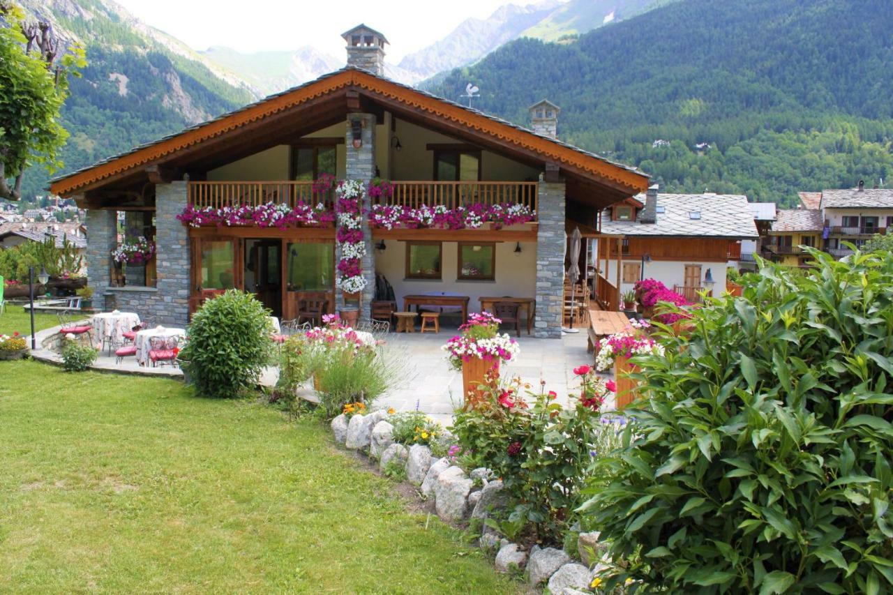 Hotel Lo Campagnar Courmayeur Exteriör bild